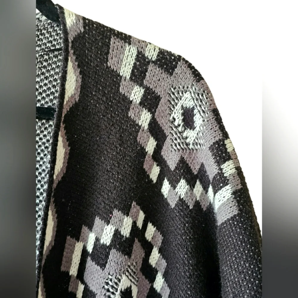 Cato Sweater Western Poncho Wrap Black & White Aztec Tribal Flowy & Warm O/S - Picture 3 of 6